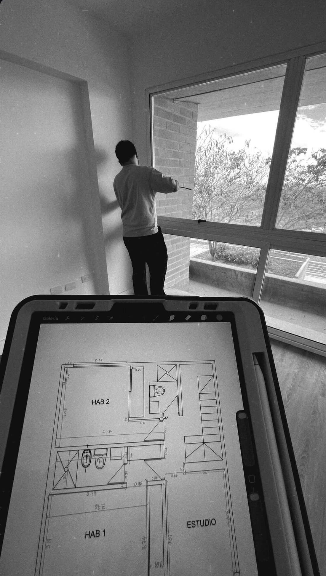 Plano de un apartamento en una tableta frente al espacio en construcción